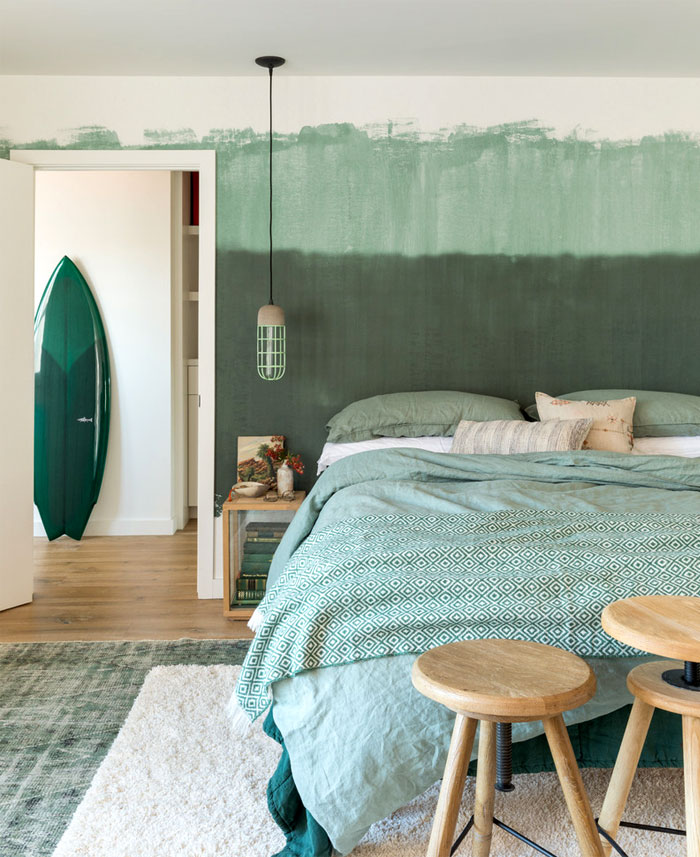 green-wall-decor-bachelor-bedroom.jpg