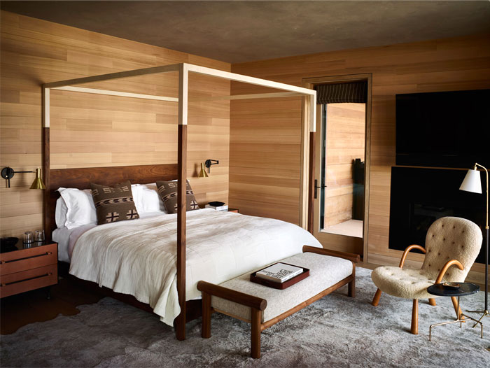 men-bedroom-canopy-bed.jpg
