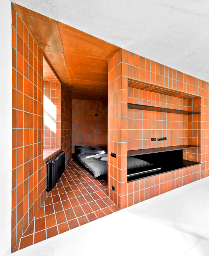 masculine-space-bedroom-terracotta-decor.jpg
